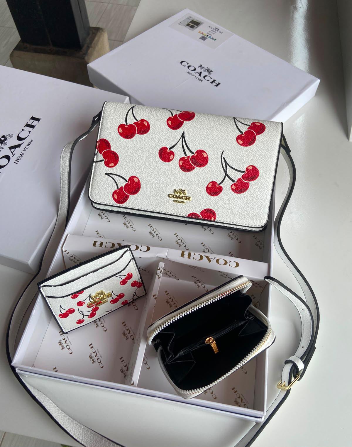 Set Coach Red & White